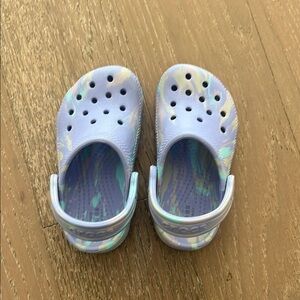 CROCS Purple Marble Clogs with Strap Sz 8 Toddler